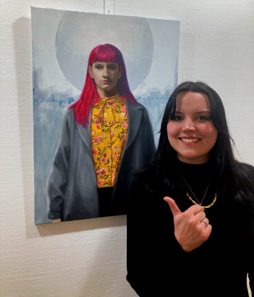 2025_Vernissage face_to_face Denise Blau vor Ölgemälde Die Künstlerin Denise Blau vor ihrem Ölgemälde "Tribute". Das Bild wurde im Rahmen der Ausstellung "face-to-face" aufgenommen,